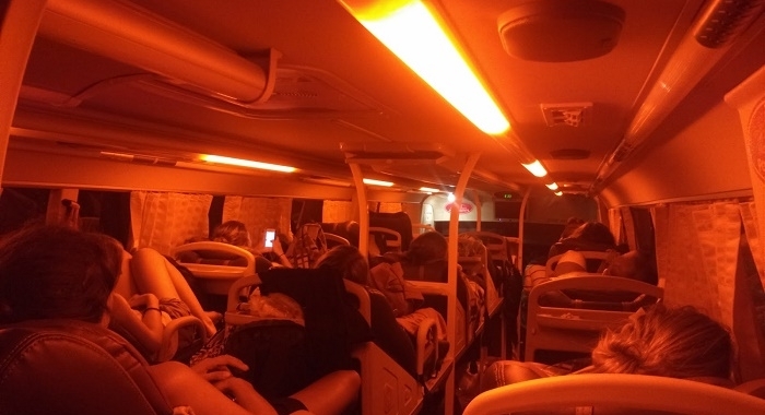 Bus nocturno hacia Phong Na
