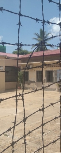 Escalofriante atmósfera que se respira en este colegio transforamdo en prisión por los Gemeres Rojos