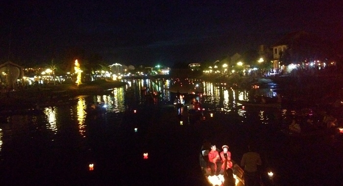 Hoi An_velitas en el río