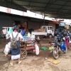 Antes de ir al cole, parada en el mercado