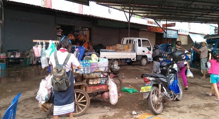 Antes de ir al cole, parada en el mercado